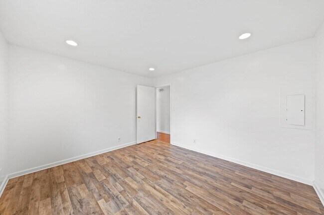 Building Photo - Move-In Special Available! Cape Cod Style Home!