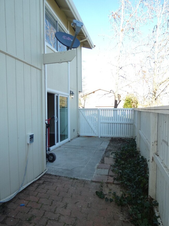 Building Photo - 128 Arcadia Dr