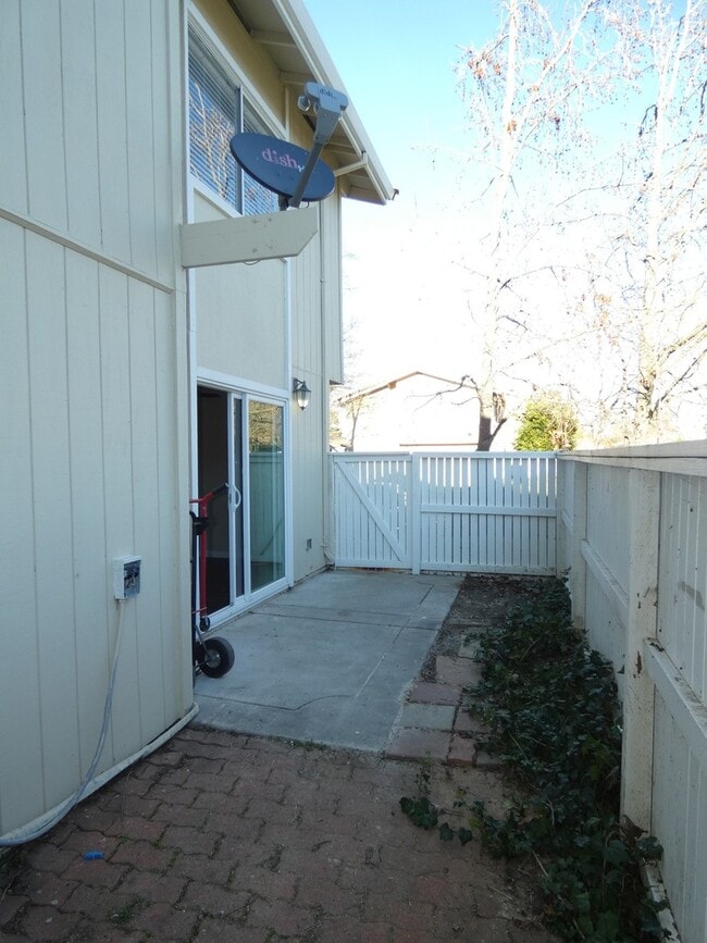 Building Photo - Townhouse Located Near School, Parks, Freeway Access!