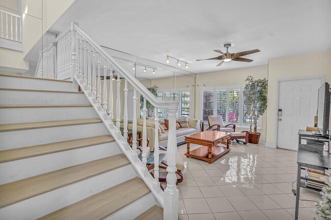 Building Photo - 584 SE 20th Ave