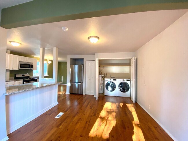 Building Photo - 3 Bedroom 2 Bath - City Compound - A Must ...