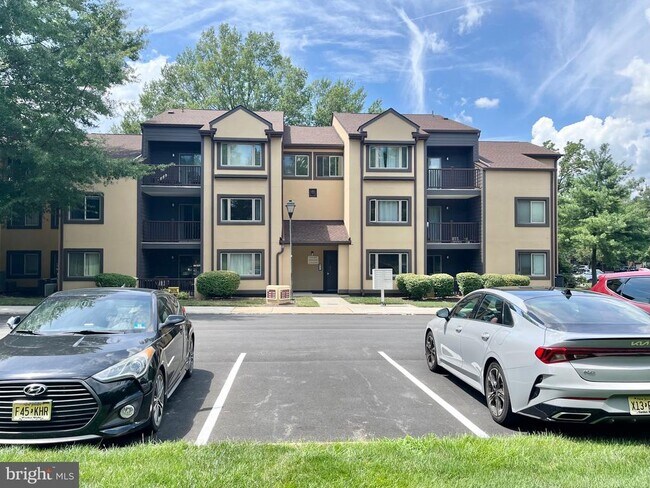 Building Photo - 2217 Sayre Dr