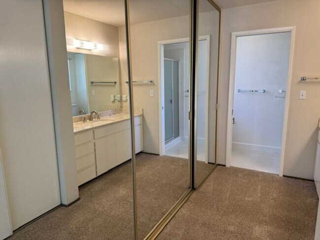 Building Photo - 2 story townhome with attached garage & no shared walls! Move in ready!