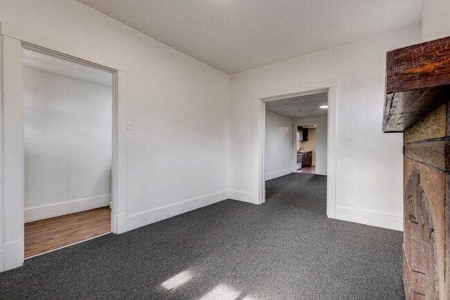 Building Photo - 2027 Eccles St