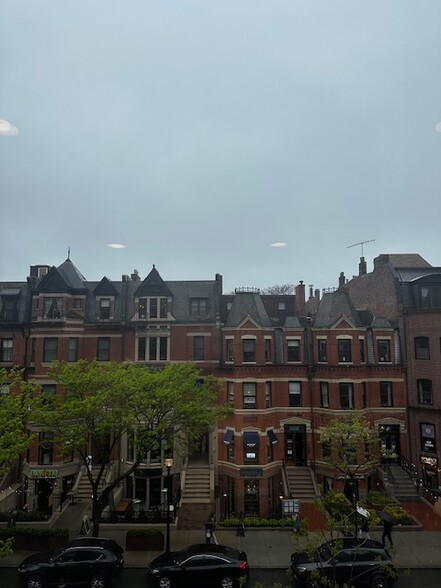 Building Photo - 252 Newbury St