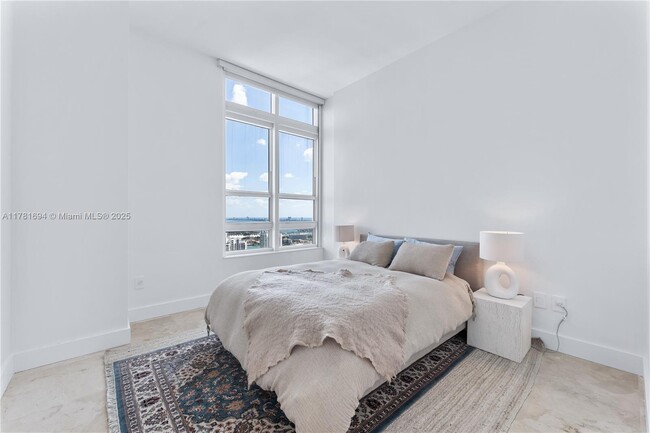 Building Photo - 950 Brickell Bay Dr