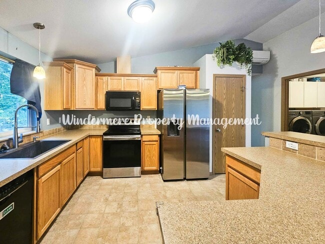 Building Photo - Immaculate rambler on large lot in Olalla