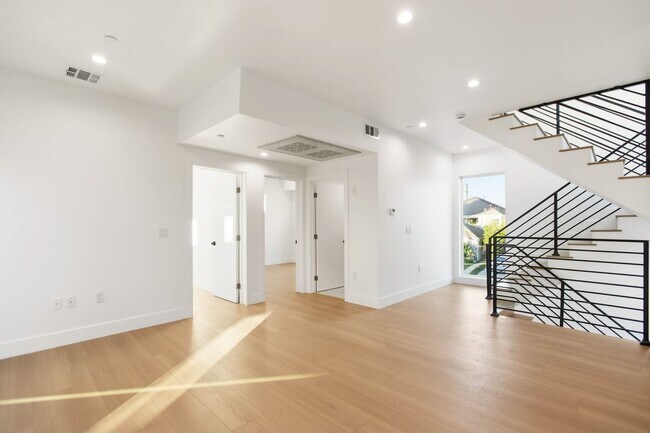 Building Photo - 828 N Detroit St