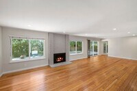 Building Photo - Spacious Menlo Park Retreat with 6 Bedroom...