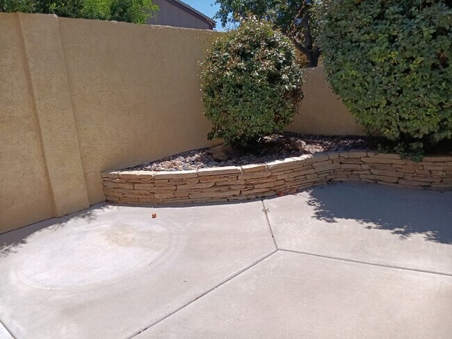 Building Photo - 3 Bedroom, 2 Bathroom Home! Schedule a Showing!