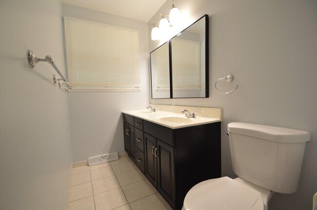 Building Photo - 651 S Stuart Ln