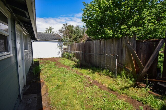 Building Photo - 2 Bedroom 1 Bath Home with Large Yard in t...