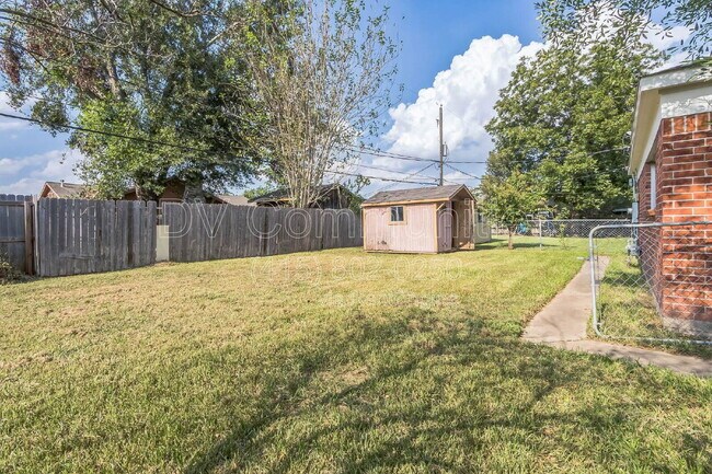 Building Photo - 13331 Villagrove Dr