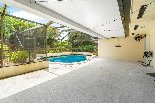Building Photo - 222 Fairway W