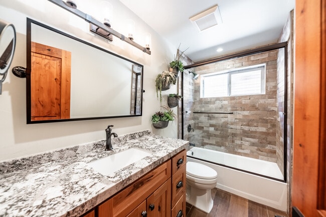 Building Photo - 198 Country Club Dr