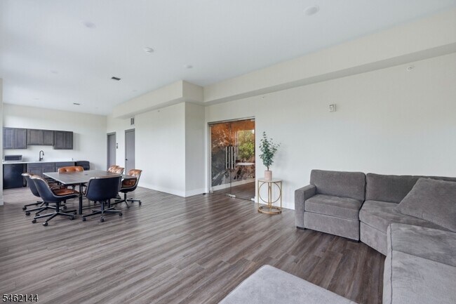 Building Photo - 420 River Dr