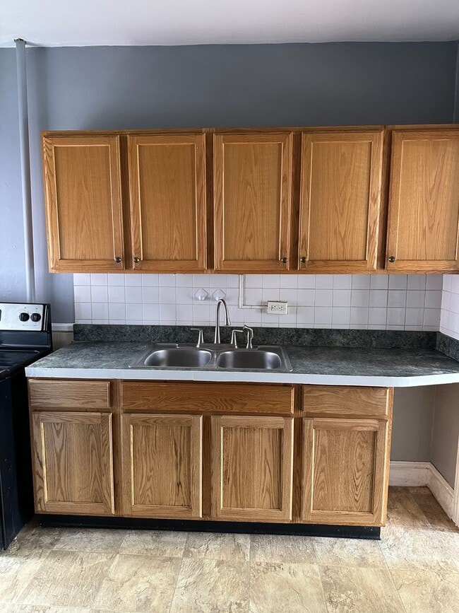 Building Photo - 809 Columbia Ave