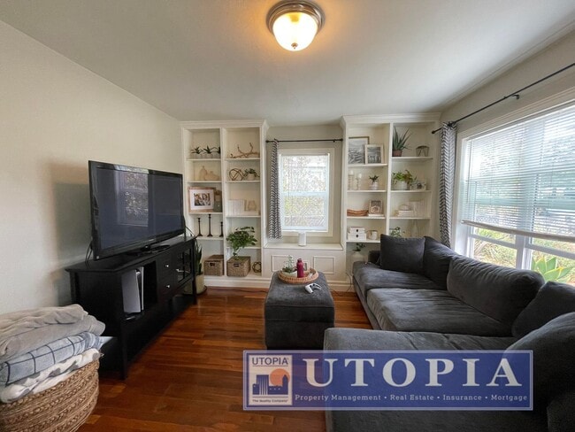 Building Photo - Beautiful 2Bed/1Ba Home on Large Corner Lot with 2-Car Garage