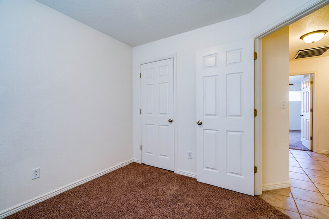 Building Photo - 3 Bedroom 2.5 Bathroom - Hidden Valley Tow...