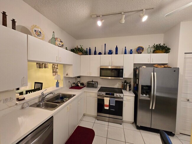 Building Photo - 5084 Rose Hill Dr