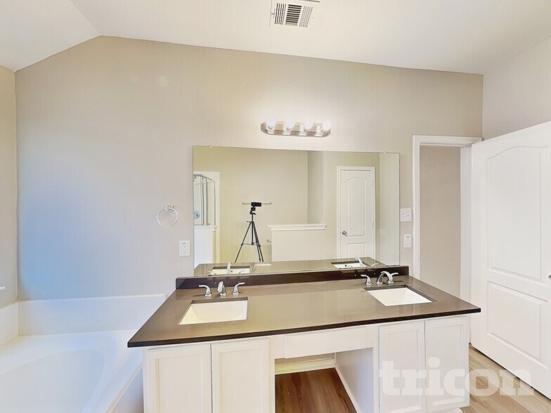 Building Photo - 223 Troy Ln