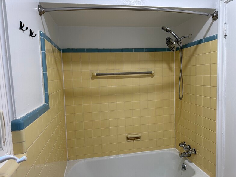 Building Photo - 2128 Collinway St