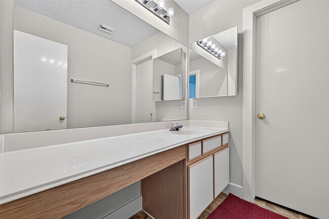 Building Photo - 15859 E Park Ct