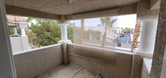 Building Photo - Beautiful Condo in Gated Community with Po...