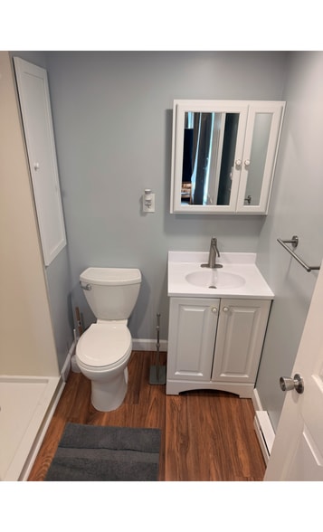 bathroom - 4442 Freer St