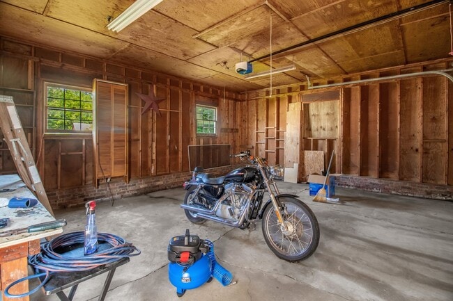 Building Photo - Cute 3 bedroom, 1 bathroom in High Point