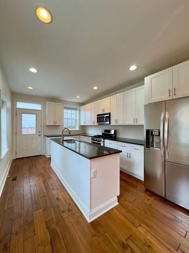 Building Photo - Elegant 3 Bedroom/3.5 Bathroom Townhome in...
