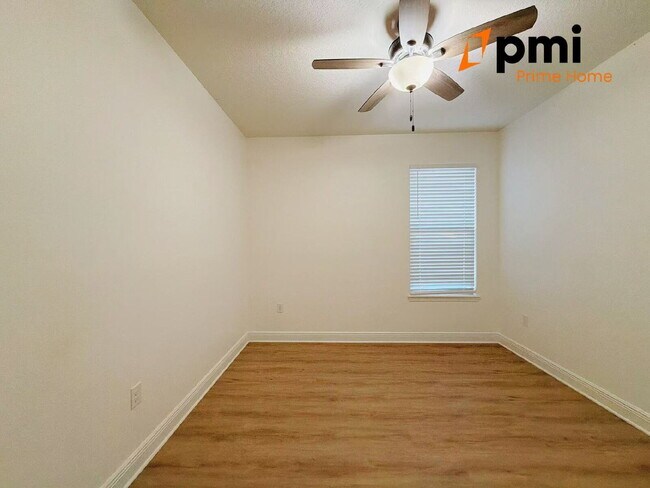 Building Photo - "Spacious Elegance Awaits: 5-Bedroom Home with 3.5 Baths in Winter Garden"