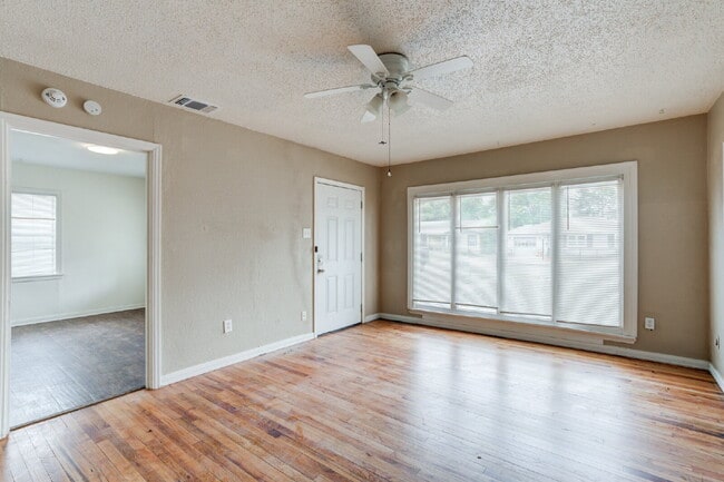 Building Photo - Wonderful updated home! 3/1!