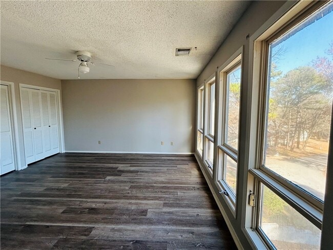 Building Photo - 17 Dogwood Dr