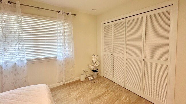 Building Photo - Fully Furnished 4 BD/3 BA Home in Mariner's Ridge!! Includes 1 Garage PRKG, W/D, Sep. Studio, & G...