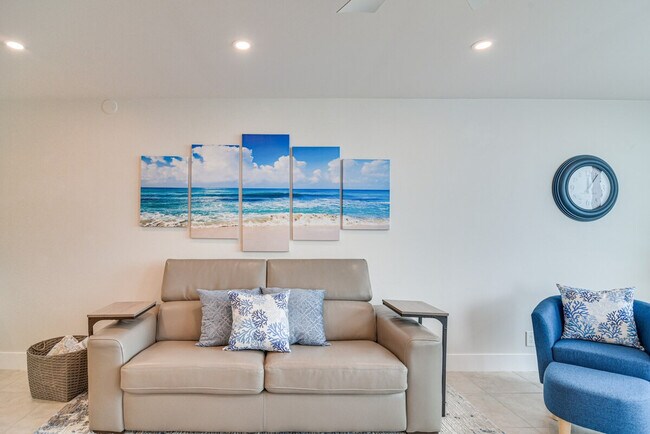 Building Photo - 6260 Palma Del Mar Blvd S