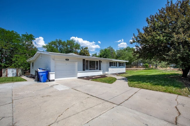 Building Photo - 9949 E Sego Lily Dr