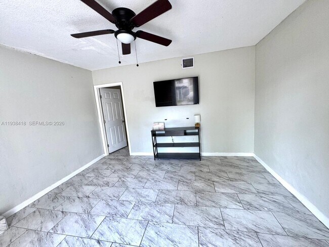 Building Photo - 465 NE 157th Ter