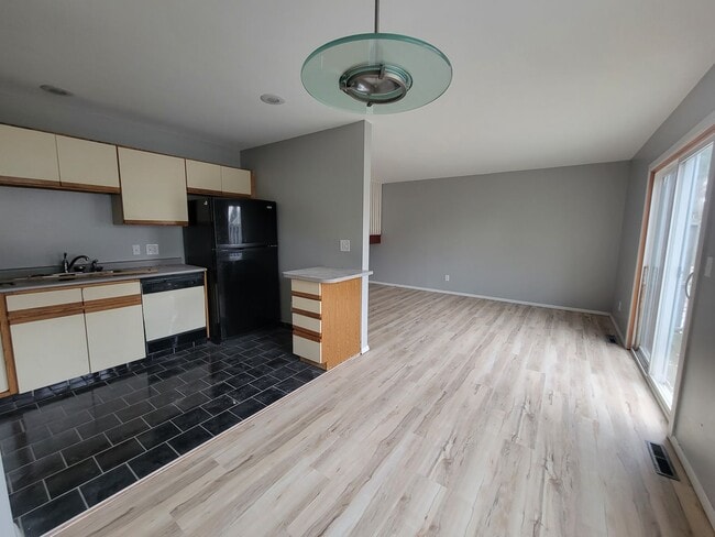 Building Photo - 2bed/1.5bath Condo near Robeson Elementary