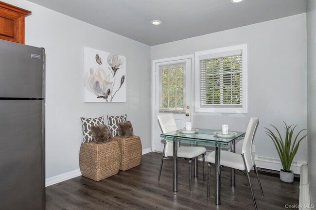 Building Photo - 721 Greenbriar Dr