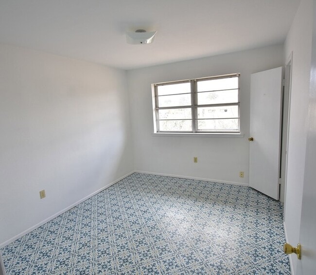 Building Photo - 800 N Cockrell St