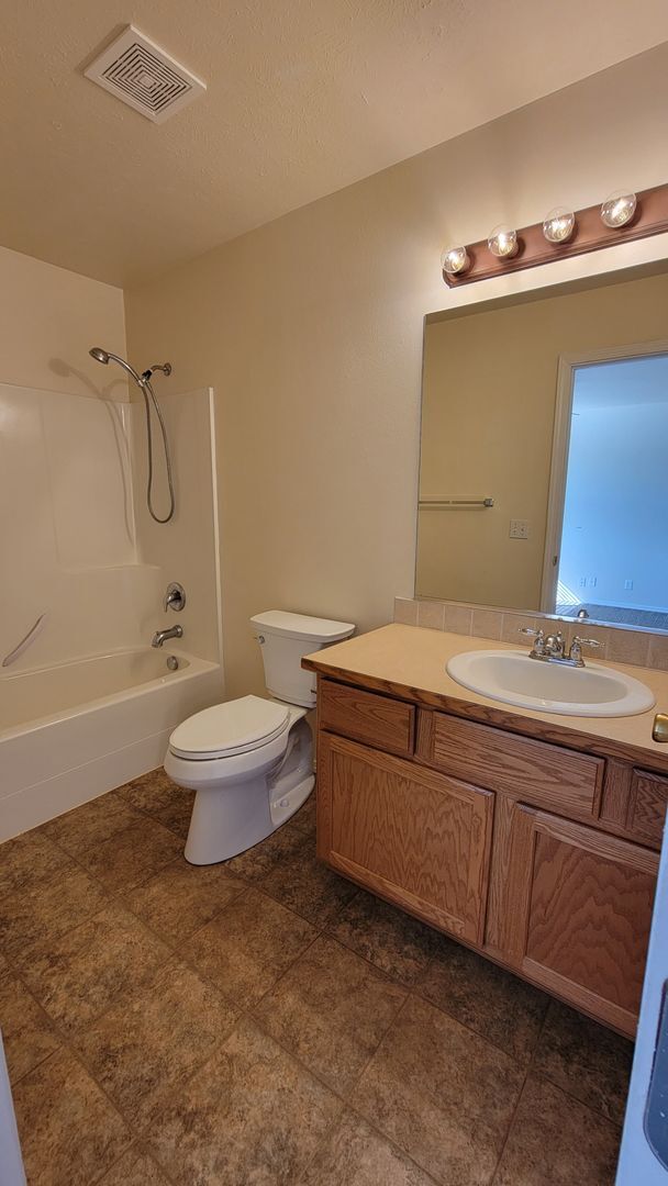 Building Photo - 4 bed, 3 bath home located in the Sunshine Meadows Neighborhood, Coeur d'Alene