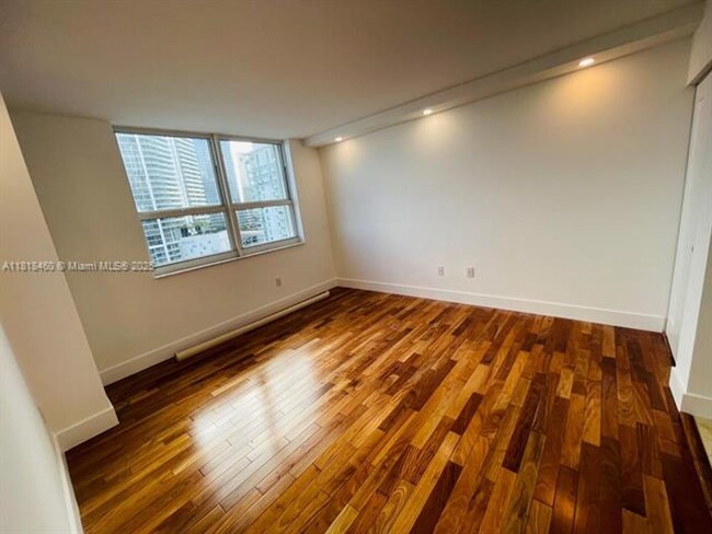 Building Photo - 1155 Brickell Bay Dr
