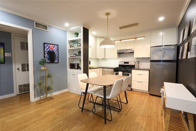 Building Photo - 1304 Summit St