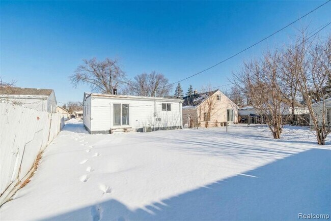 Building Photo - 11084 Cadillac Ave