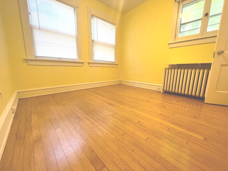 Building Photo - 2533 N Lake Dr