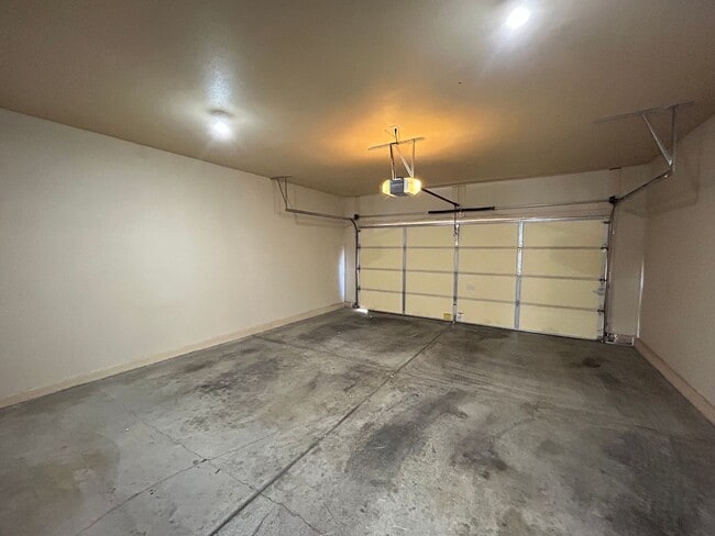 Building Photo - Gated Townhome 3-Bedrooms 2.5-Bathrooms!