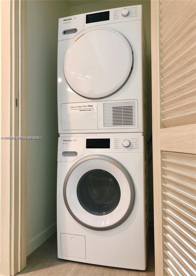 Building Photo - 1000 Brickell Plaza