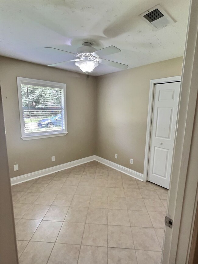 Building Photo - 3 Bedroom home located in the Golf Cart Di...