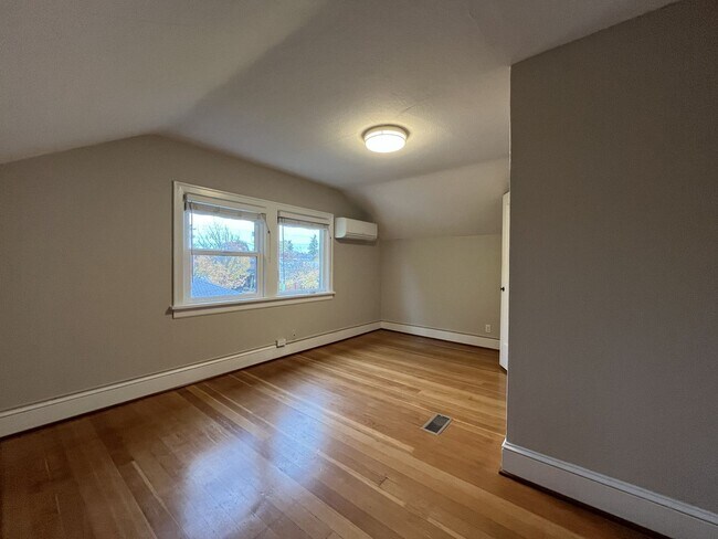 Building Photo - Charming 4-Bedroom Portland Home with Spac...